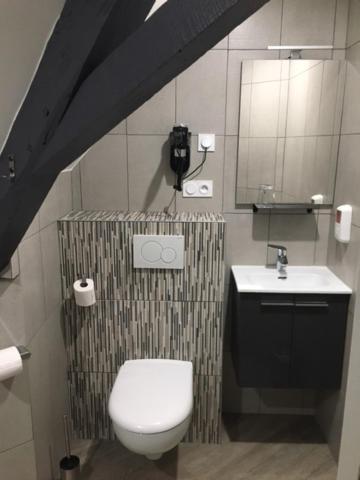 Le Relais Hotel Saint-Quentin-les-Anges ภายนอก รูปภาพ