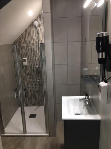 Le Relais Hotel Saint-Quentin-les-Anges ภายนอก รูปภาพ