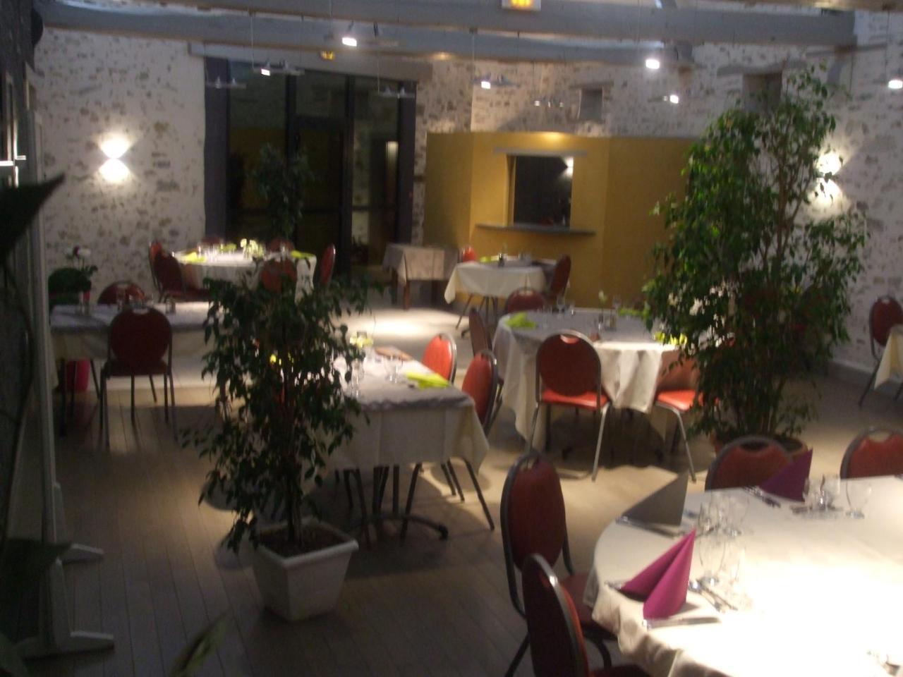 Le Relais Hotel Saint-Quentin-les-Anges ภายนอก รูปภาพ