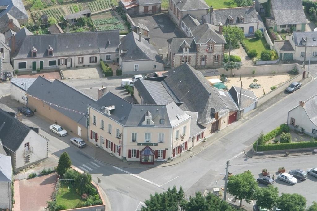 Le Relais Hotel Saint-Quentin-les-Anges ภายนอก รูปภาพ