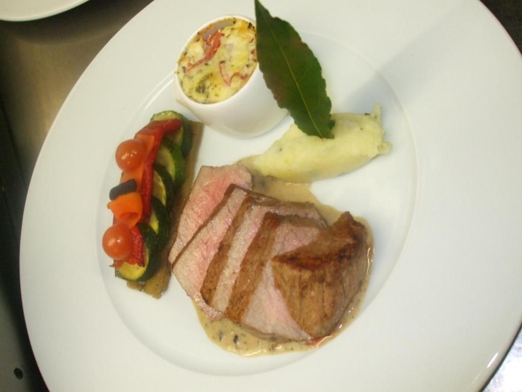 Le Relais Hotel Saint-Quentin-les-Anges ภายนอก รูปภาพ