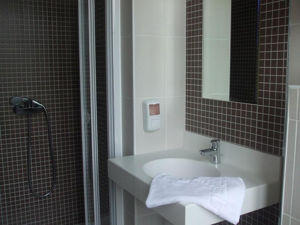 Le Relais Hotel Saint-Quentin-les-Anges ภายนอก รูปภาพ