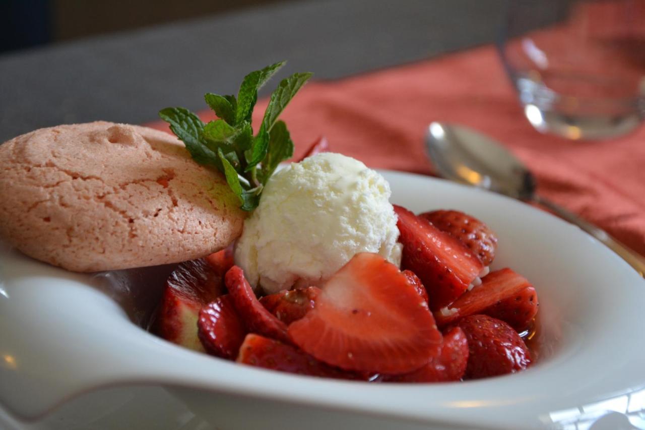 Le Relais Hotel Saint-Quentin-les-Anges ภายนอก รูปภาพ
