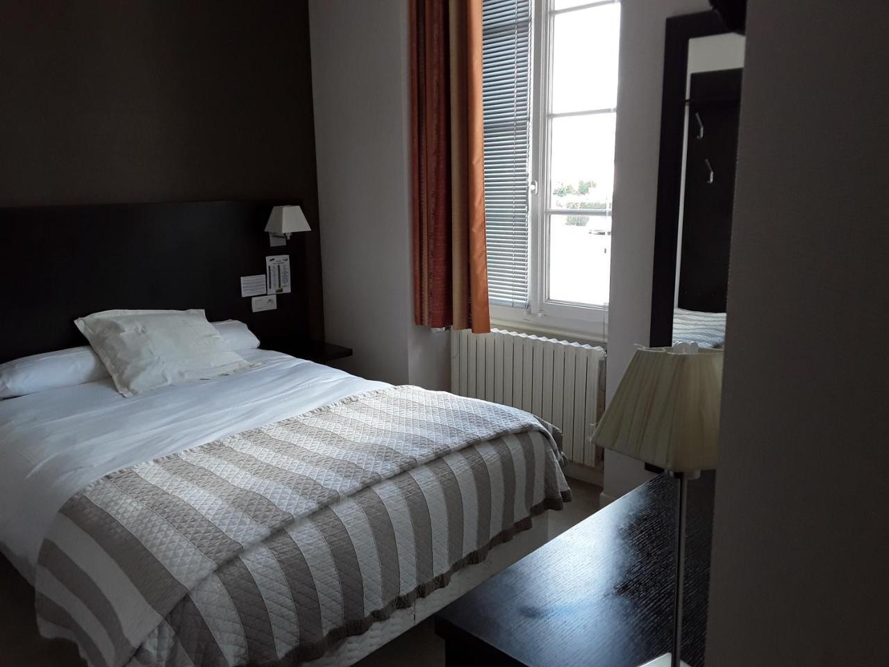 Le Relais Hotel Saint-Quentin-les-Anges ภายนอก รูปภาพ
